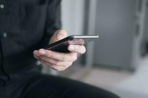 primer plano del hombre que usa el teléfono móvil. foto