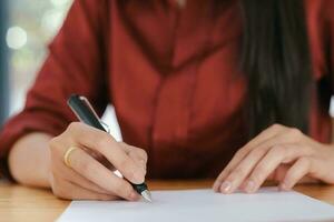 mujer de negocios firma un contrato documento haciendo un trato. foto