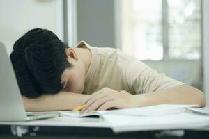 intentó joven masculino estudiante cayó dormido foto