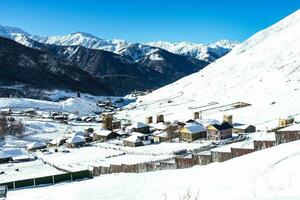 pequeño pueblo en invierno con Cáucaso montaña. ushguli famoso punto de referencia en svaneti Georgia es uno de el más alto asentamientos en Europa. foto