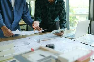 ingeniero reunión para arquitectónico proyecto foto