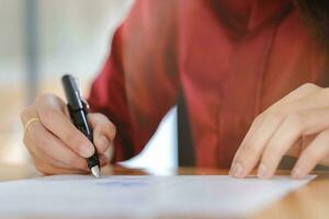 mujer de negocios firma un contrato documento haciendo un trato. foto