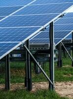 generar energía limpia con módulos solares en un gran parque en el norte de europa foto