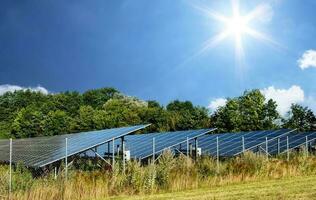 generar energía limpia con módulos solares en un gran parque en el norte de europa foto