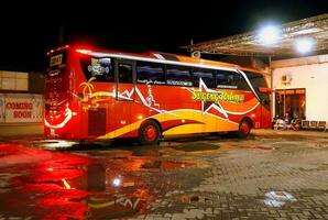 Surakarta, jawa tenga, Indonesia, 06 julio 2023, 2020, autobuses y entrenadores en Indonesia, doble cecker autobús, autobuses en Indonesia Java Indonesia foto