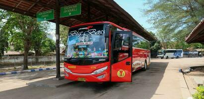 Surakarta, jawa tenga, Indonesia, 06 julio 2023, 2020, autobuses y entrenadores en Indonesia, doble cecker autobús, autobuses en Indonesia Java Indonesia foto