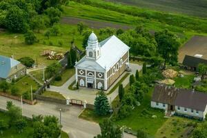 aéreo ver en neo gótico o barroco templo o católico Iglesia en campo foto