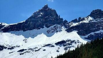 Nevado montañas en Montana foto