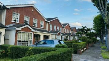 hermosa repitiendo idéntico casas privado casas alojamiento para un familia. adquisición de real bienes. hermosa naturaleza en Irlanda. relajación vacaciones en verano. foto