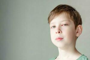 retrato de un chico de europeo apariencia con un rojo ojo desde conjuntivitis, en un blanco antecedentes foto