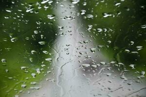 borroso imagen de gotas de lluvia en el posterior ver espejo de auto, suave atención foto