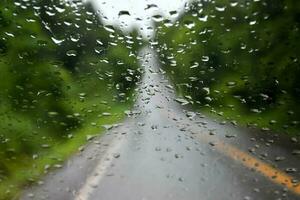 borroso imagen de gotas de lluvia en el posterior ver espejo de auto, suave atención foto