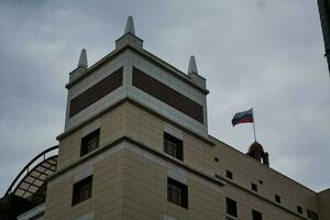 moderno edificio con bandera de Rusia. palacio de justicia. . foto