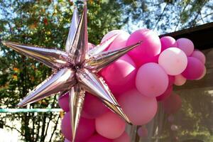 rosado globos y un frustrar estrella para decoración. foto