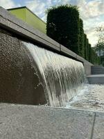 cascada fuente. arquitectónico elemento en el formar de pasos para paisaje diseño foto