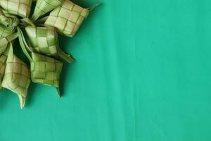 ketupat o arroz bola de masa hervida foto