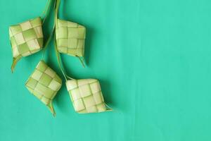 ketupat o arroz bola de masa hervida foto