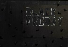 palabras negro viernes son cortar fuera desde negro caja de cartón papel. foto