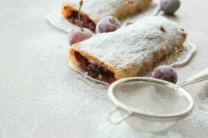 tradicional rumano y moldavo postre con agrio cerezas - invertido foto