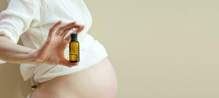 esencial petróleo para embarazada mujer foto