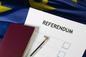 UE referéndum votación papel, negro bolígrafo, y pasaporte en el mesa. foto