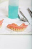 falso dientes en un del dentista mesa foto