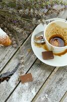 un sucio taza después café en un de madera superficie. foto