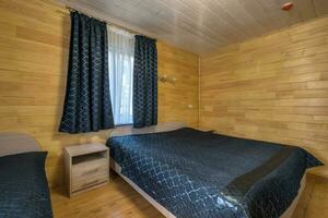 interior de de madera eco dormitorio en estudio apartamentos, Hostal o granja foto