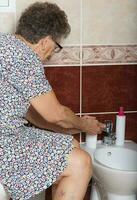 antiguo mujer en el baño foto