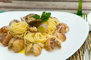 Spaghetti with razorshells and olive oil photo