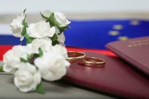 banderas de UE y Rusia, dos matrimonio anillos, pases. de cerca foto