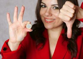 uno euro moneda en el mano de un joven mujer. foto