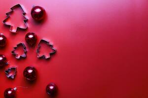 categóricamente Navidad juguetes para el Navidad árbol. moldes para pan de jengibre. Navidad decoraciones en un rojo antecedentes foto