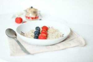 harina de avena con bayas. arándanos, fresas apropiado desayuno. carbohidratos foto