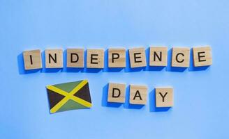 agosto 6, Jamaica independencia día, un minimalista bandera con el inscripción en de madera letras foto