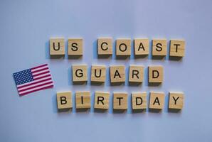 agosto 4, nosotros costa Guardia día, el bandera de el unido estados, un minimalista bandera con el inscripción en de madera letras foto
