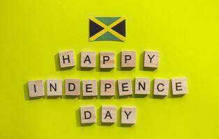 en agosto 6, Jamaica independencia día, un minimalista bandera con el inscripción en de madera letras contento independencia día foto