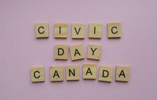 agosto 7, cívico día día festivo, civil fiesta en Canadá, minimalista bandera con de madera letras foto