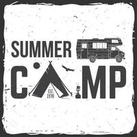 campamento de verano. ilustración vectorial concepto de camiseta o logotipo, estampado, sello o camiseta. vector