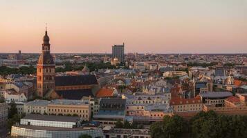 aéreo ver de el riga antiguo pueblo a puesta de sol. foto