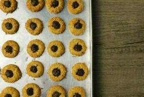 queso impresión del pulgar galletas con chocolate relleno, impresión del pulgar galletas Fresco desde el horno en el aluminio pan foto