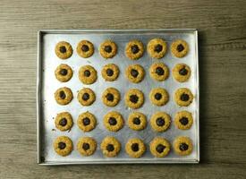 queso impresión del pulgar galletas con chocolate relleno, impresión del pulgar galletas Fresco desde el horno en el aluminio pan foto
