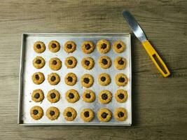 queso impresión del pulgar galletas con chocolate relleno, impresión del pulgar galletas Fresco desde el horno en el aluminio pan foto