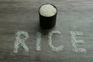 arroz, arroz granos formar arroz letras en el de madera antecedentes foto