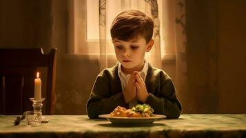 un niño Orando con comida en frente de él generado ai foto