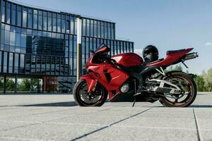 minsk, bielorrusia, junio 2023 - rojo Bicicleta de deporte Honda cbr rr foto