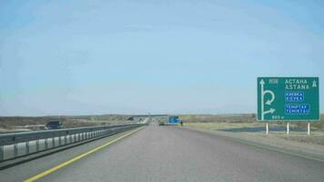 autopista astana karaganda, en el afueras de temirtau ciudad video