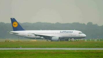 dusseldorf, Duitsland juli 24, 2017 - lufthansa luchtbus 320 d aipe taxiën na landen Bij regen. dusseldorf luchthaven, Duitsland video