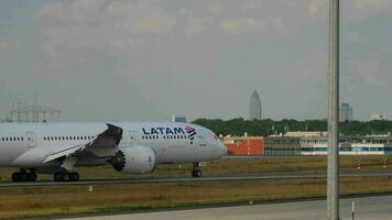 frankfurt am main, tyskland 18 juli 2017 - latam airlines boeing 787 cc bge taxar efter landning på bana 25r. fraport, frankfurt, tyskland video