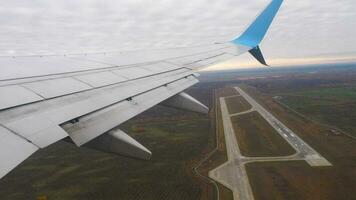 Flugzeug Flug. Flugzeuge Flügel und Land gesehen durch das Illuminator. Aussicht von das Fenster von das Ebene. Flugzeug. Flugzeug. Reisen durch Luft video